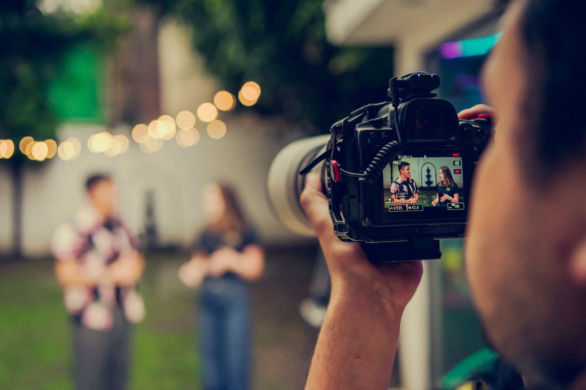 Interview being filmed outdoors with bokeh in Ciudad de México garden setting.