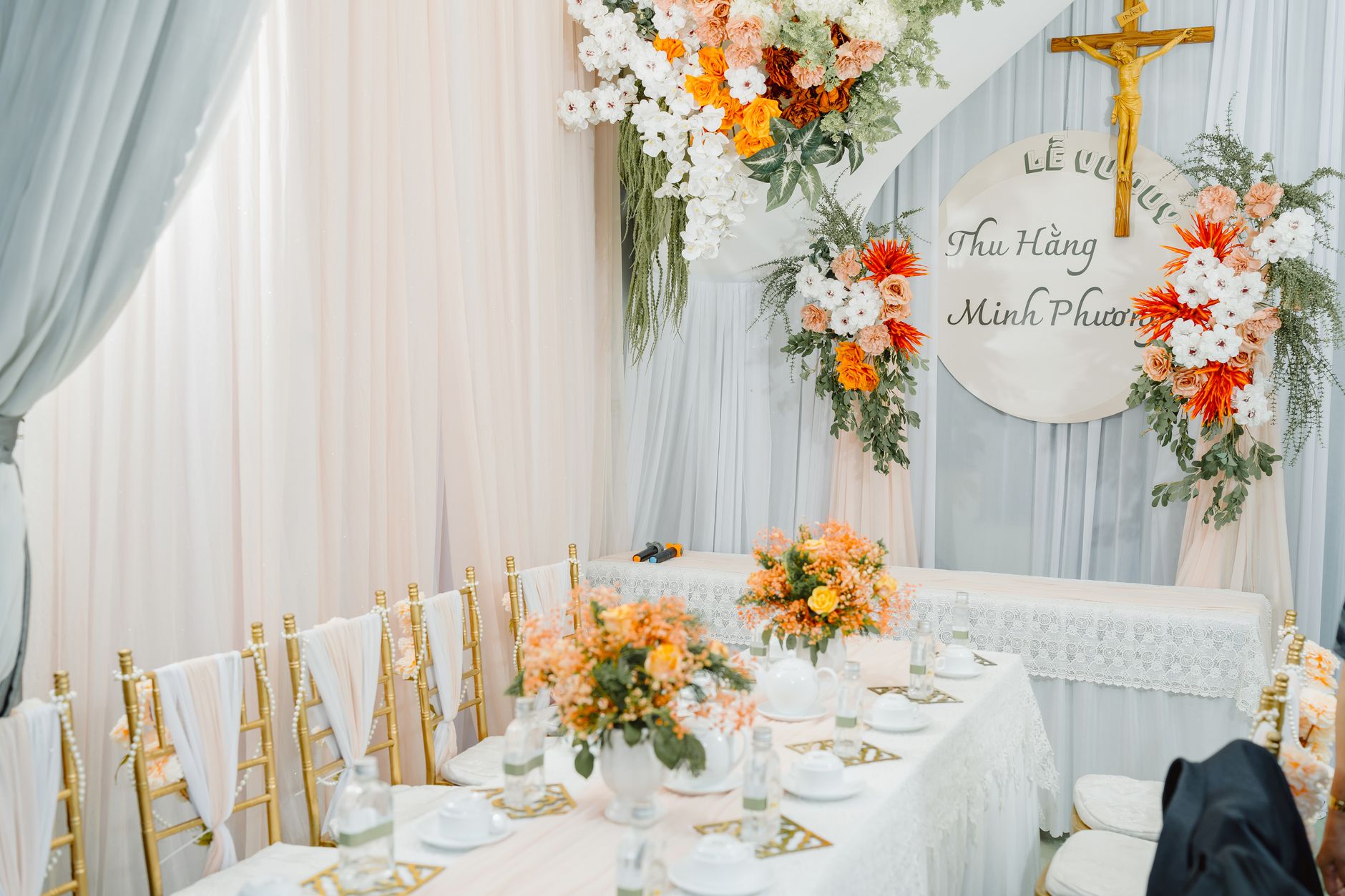 Beautiful wedding decoration featuring floral arrangements and elegant table setup in a bright setting.
