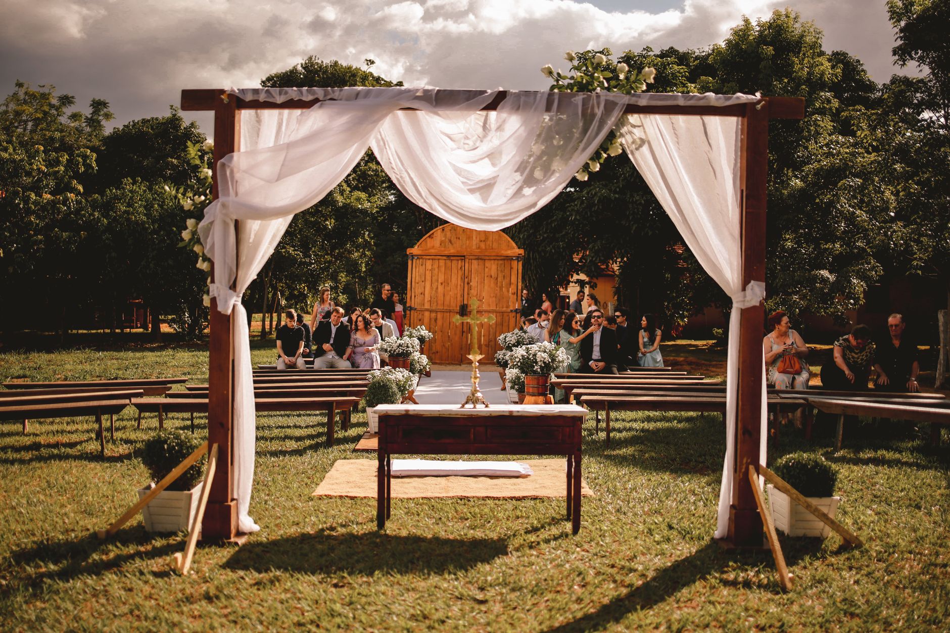 Beautiful garden wedding setup with altar and benches under a clear sky in Marechal Cândido Rondon, Brazil.