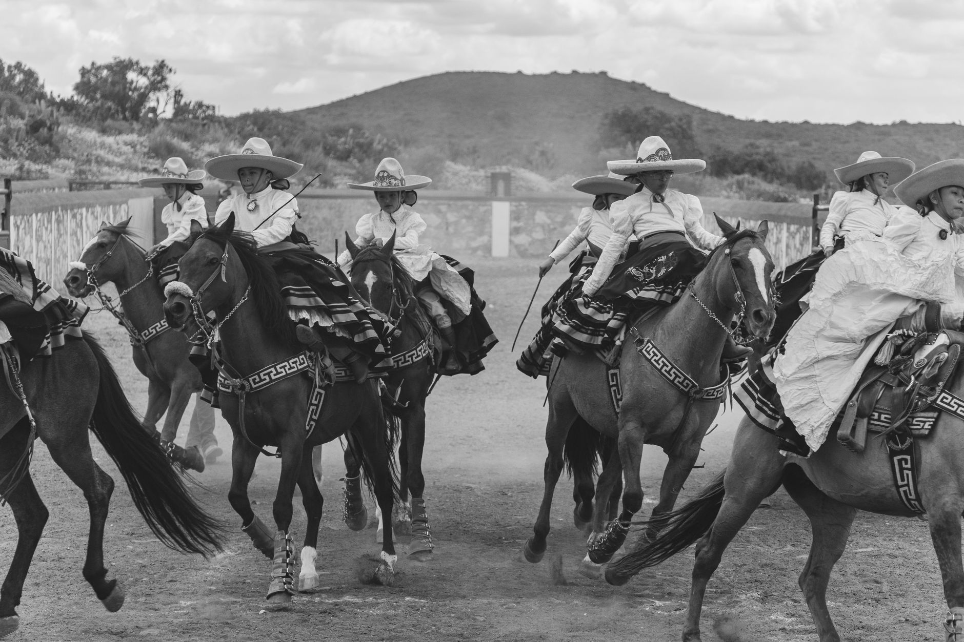Black and white photo of a traditional Mexican charro rodeo in San Juan Tizahuapan.